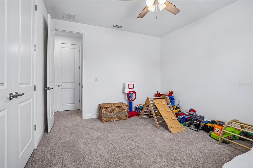 For Sale: $949,500 (5 beds, 5 baths, 4801 Square Feet)