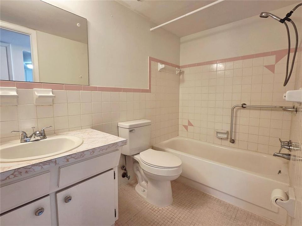 For Sale: $94,900 (1 beds, 1 baths, 825 Square Feet)