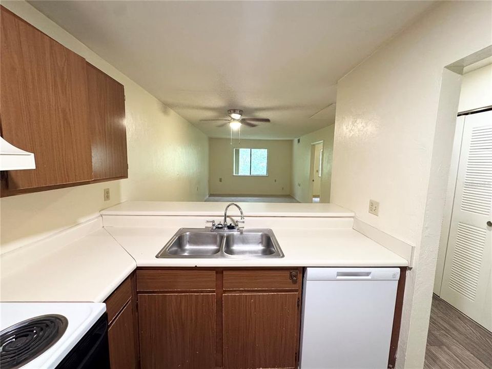 For Sale: $119,000 (2 beds, 2 baths, 874 Square Feet)