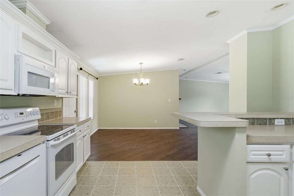 На продажу: $299,000 (4 спален, 2 ванн, 1800 Квадратных фут)