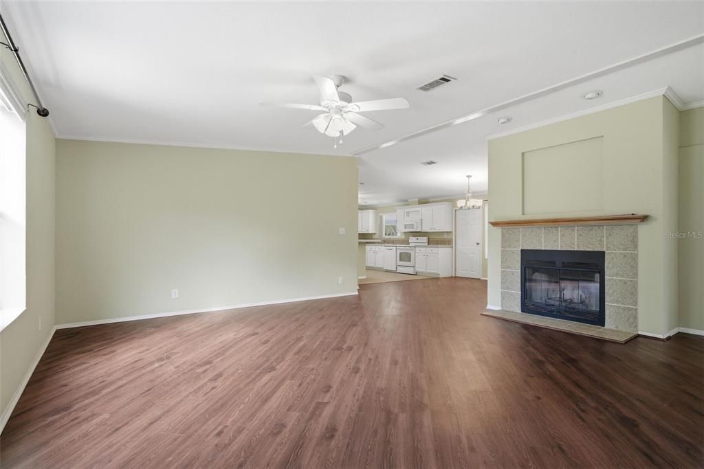 На продажу: $299,000 (4 спален, 2 ванн, 1800 Квадратных фут)