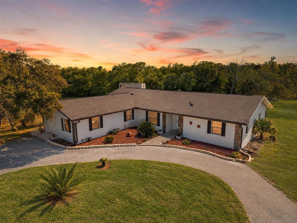 For Sale: $515,000 (5 beds, 3 baths, 1948 Square Feet)