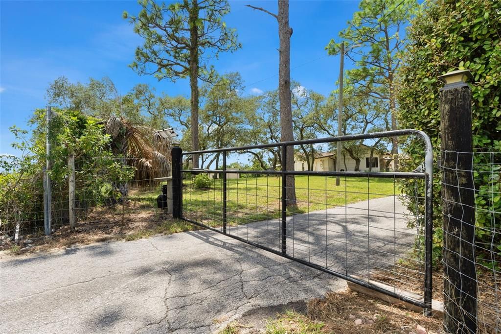 For Sale: $515,000 (5 beds, 3 baths, 1948 Square Feet)