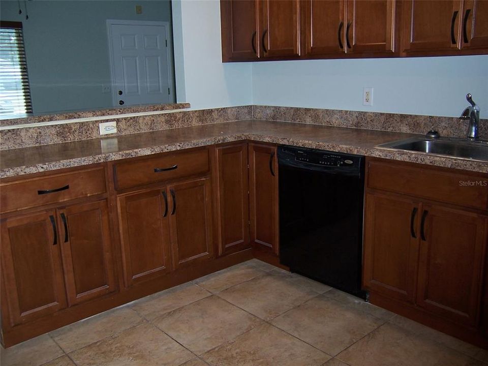 В аренду: $1,695 (2 спален, 1 ванн, 850 Квадратных фут)