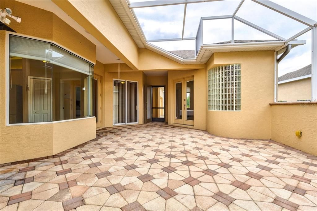 Activo con contrato: $330,000 (3 camas, 3 baños, 1609 Pies cuadrados)