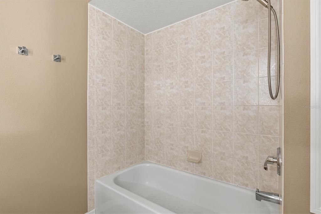 Activo con contrato: $330,000 (3 camas, 3 baños, 1609 Pies cuadrados)