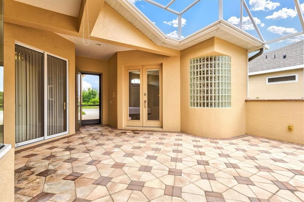 Activo con contrato: $330,000 (3 camas, 3 baños, 1609 Pies cuadrados)