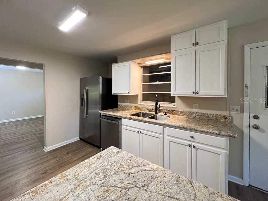 For Rent: $2,450 (4 beds, 2 baths, 1876 Square Feet)