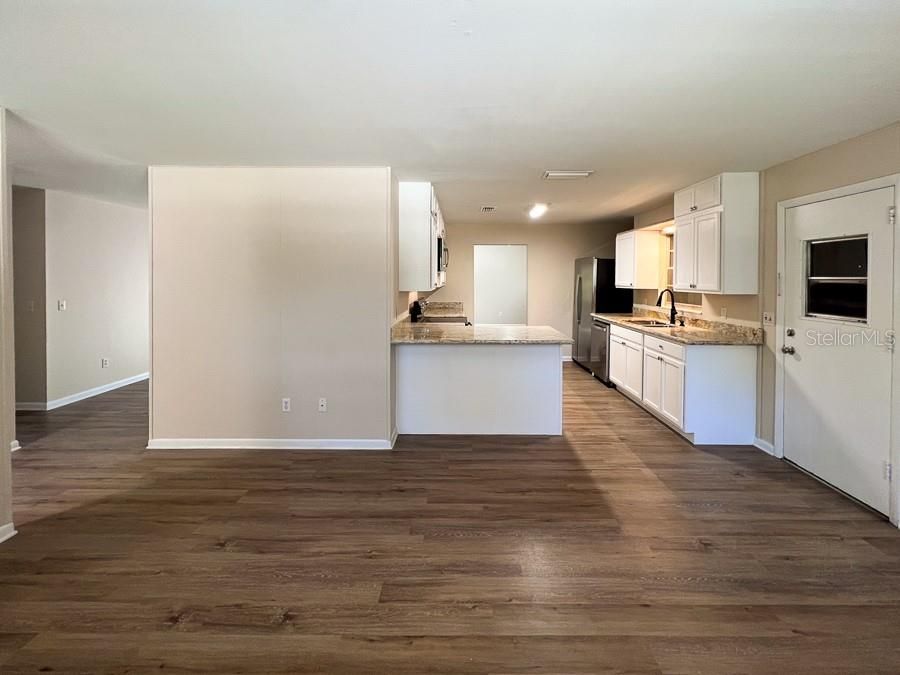 For Rent: $2,450 (4 beds, 2 baths, 1876 Square Feet)