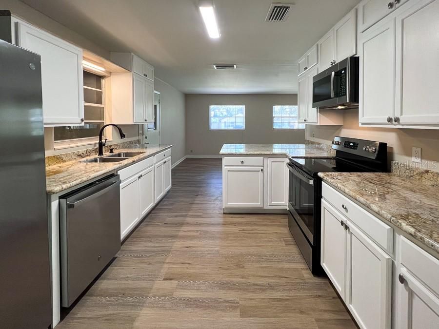 For Rent: $2,450 (4 beds, 2 baths, 1876 Square Feet)