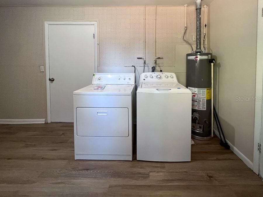 For Rent: $2,450 (4 beds, 2 baths, 1876 Square Feet)