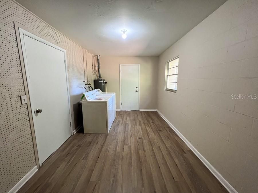 For Rent: $2,450 (4 beds, 2 baths, 1876 Square Feet)