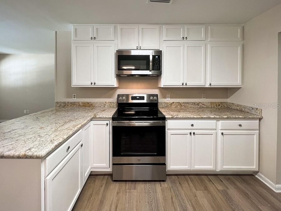 For Rent: $2,450 (4 beds, 2 baths, 1876 Square Feet)