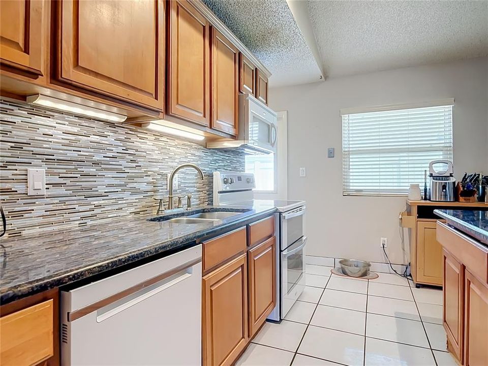 En Venta: $330,000 (4 camas, 2 baños, 1484 Pies cuadrados)