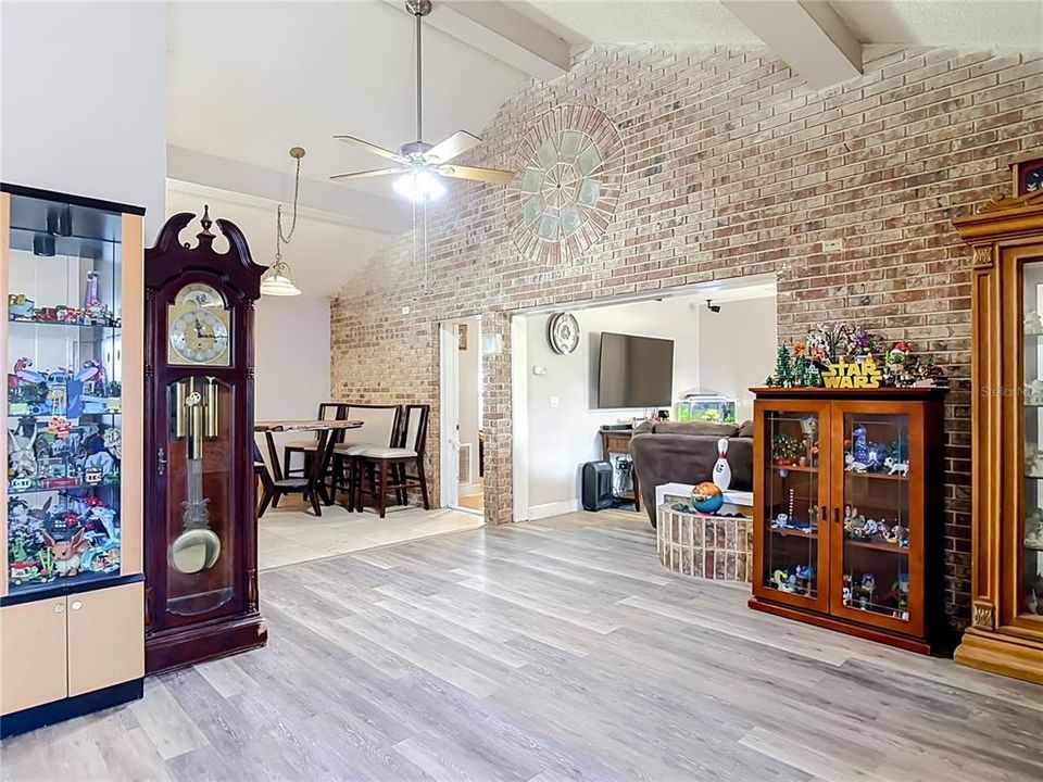 En Venta: $330,000 (4 camas, 2 baños, 1484 Pies cuadrados)