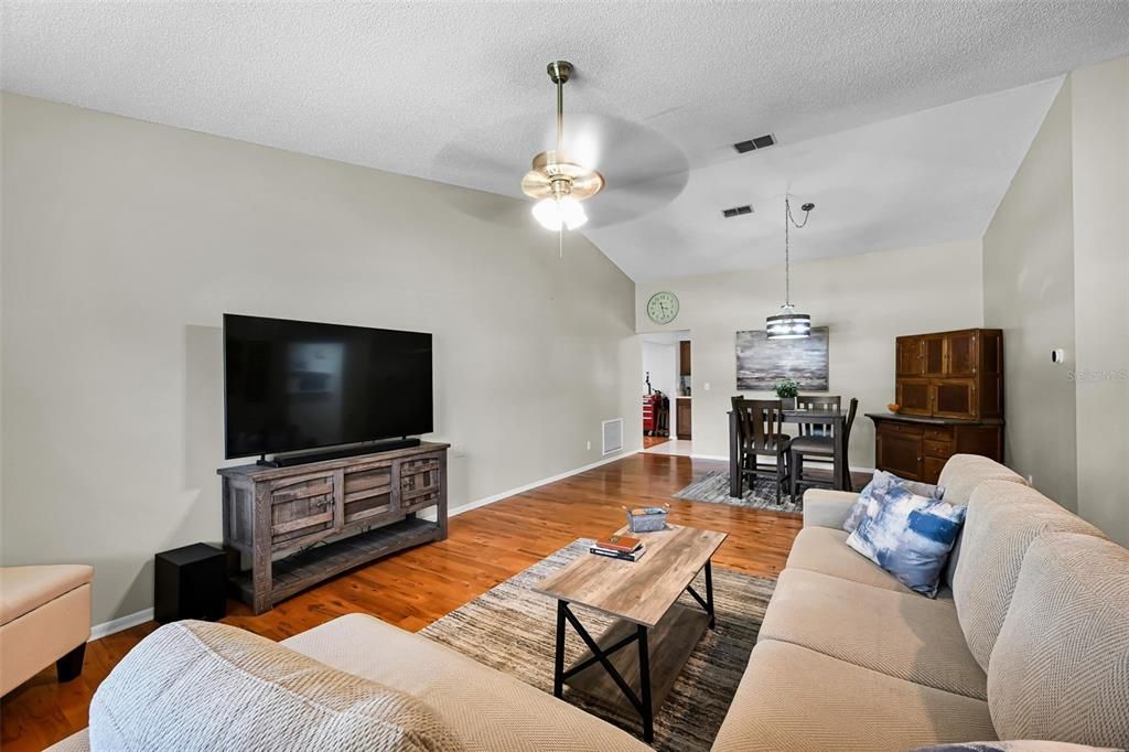 Activo con contrato: $379,000 (2 camas, 2 baños, 1420 Pies cuadrados)