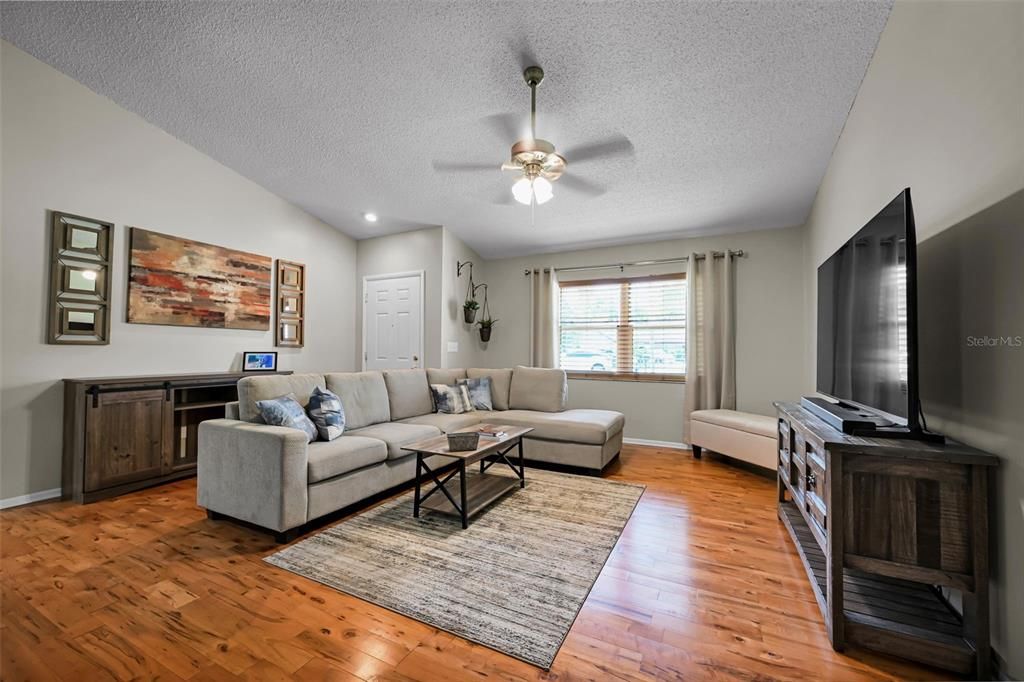 Activo con contrato: $379,000 (2 camas, 2 baños, 1420 Pies cuadrados)