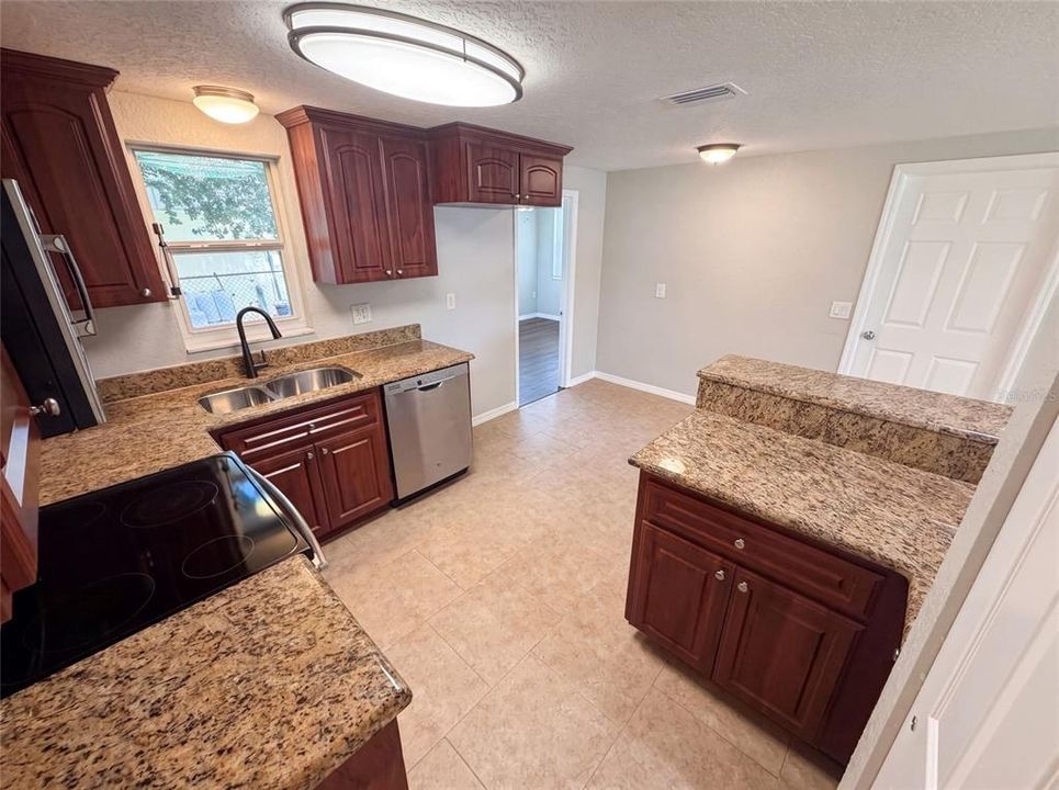 For Sale: $218,000 (2 beds, 2 baths, 1092 Square Feet)