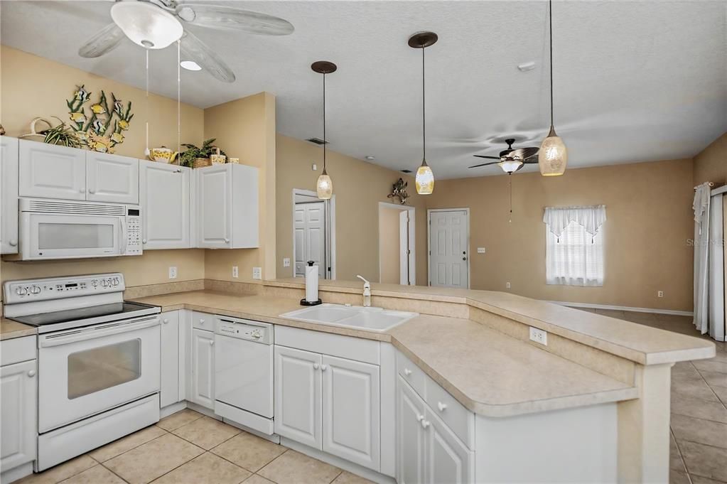 For Sale: $240,000 (2 beds, 2 baths, 1364 Square Feet)
