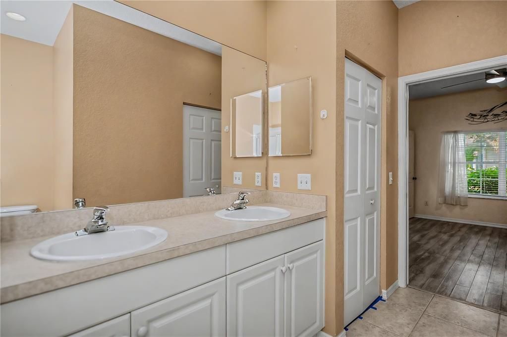 For Sale: $240,000 (2 beds, 2 baths, 1364 Square Feet)