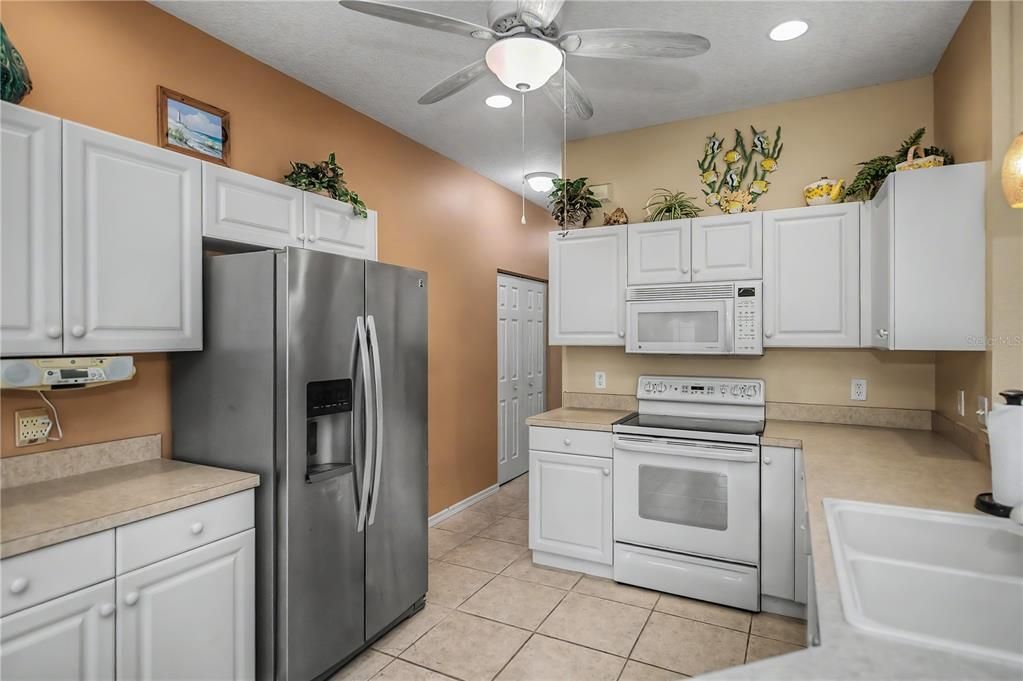 For Sale: $240,000 (2 beds, 2 baths, 1364 Square Feet)