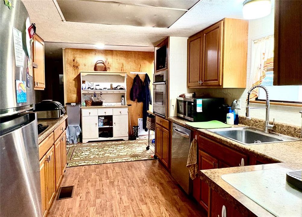 For Sale: $305,000 (3 beds, 2 baths, 1344 Square Feet)