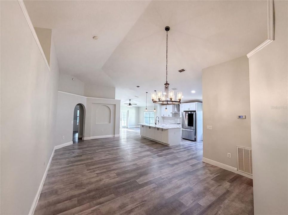 En Venta: $355,000 (4 camas, 2 baños, 1970 Pies cuadrados)