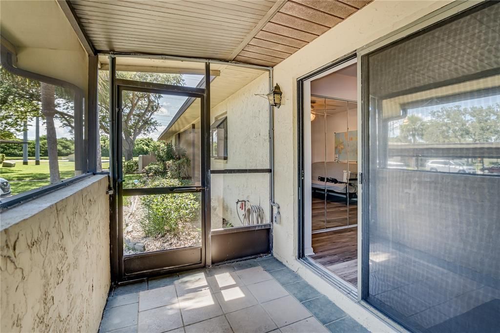 For Sale: $179,900 (2 beds, 2 baths, 945 Square Feet)
