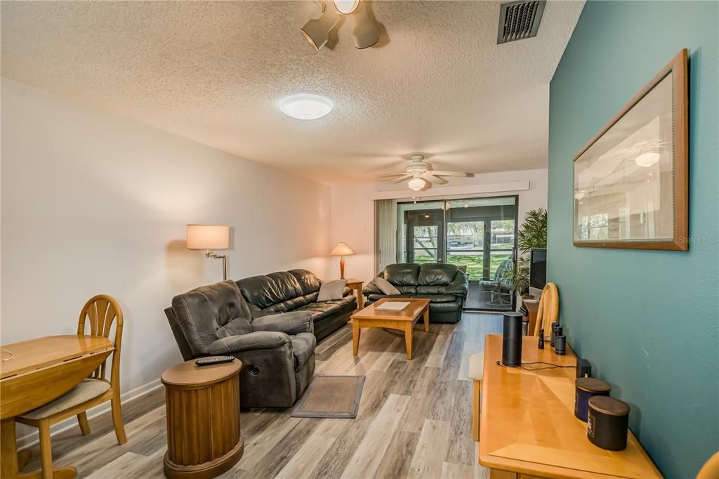 For Sale: $179,900 (2 beds, 2 baths, 945 Square Feet)