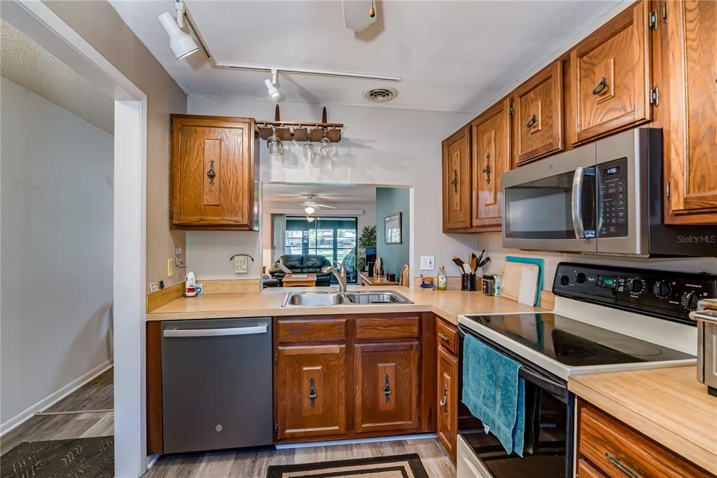 For Sale: $179,900 (2 beds, 2 baths, 945 Square Feet)