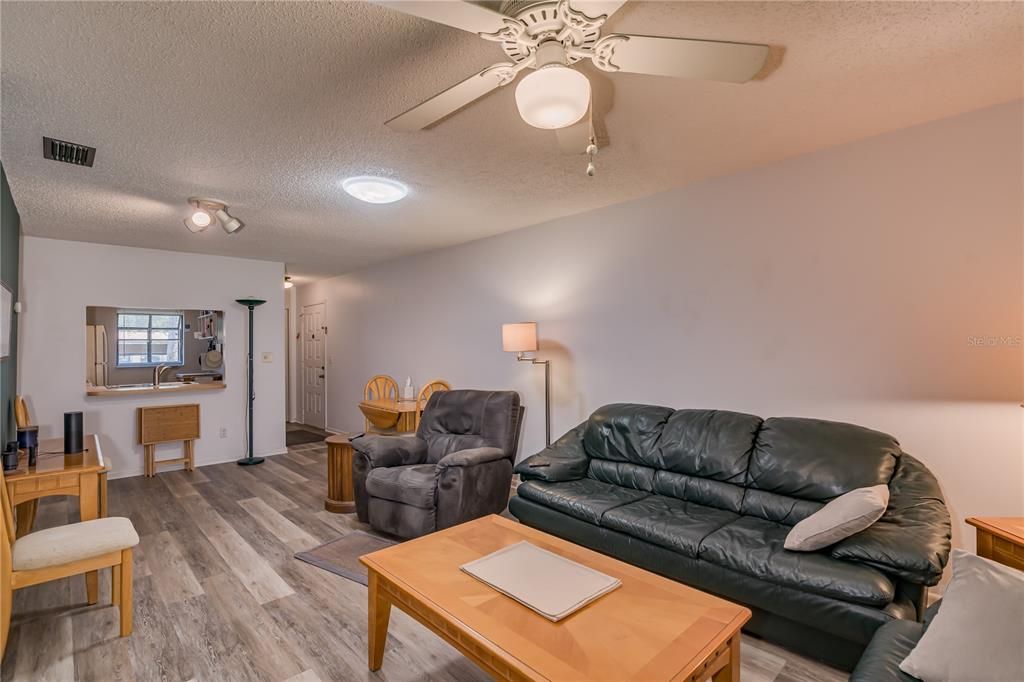 For Sale: $179,900 (2 beds, 2 baths, 945 Square Feet)
