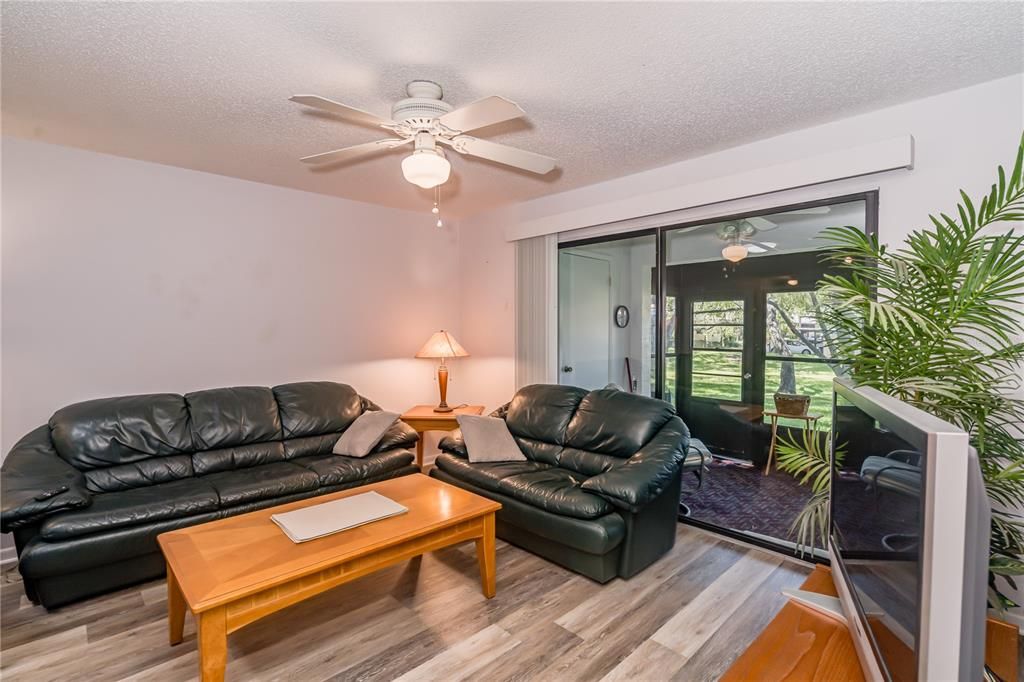 For Sale: $179,900 (2 beds, 2 baths, 945 Square Feet)