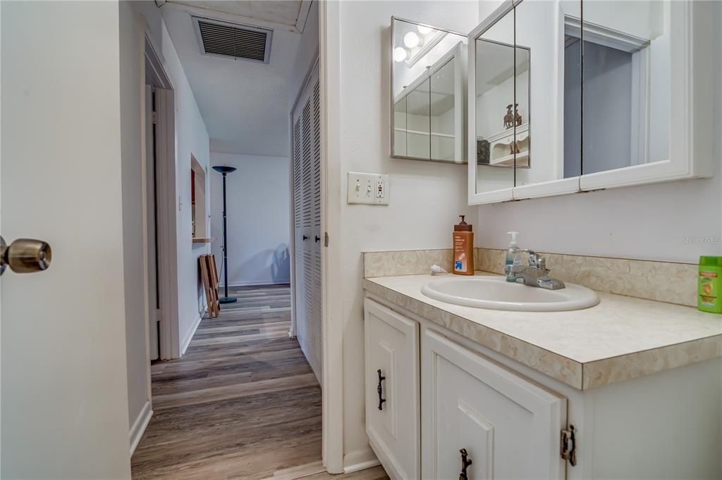For Sale: $179,900 (2 beds, 2 baths, 945 Square Feet)