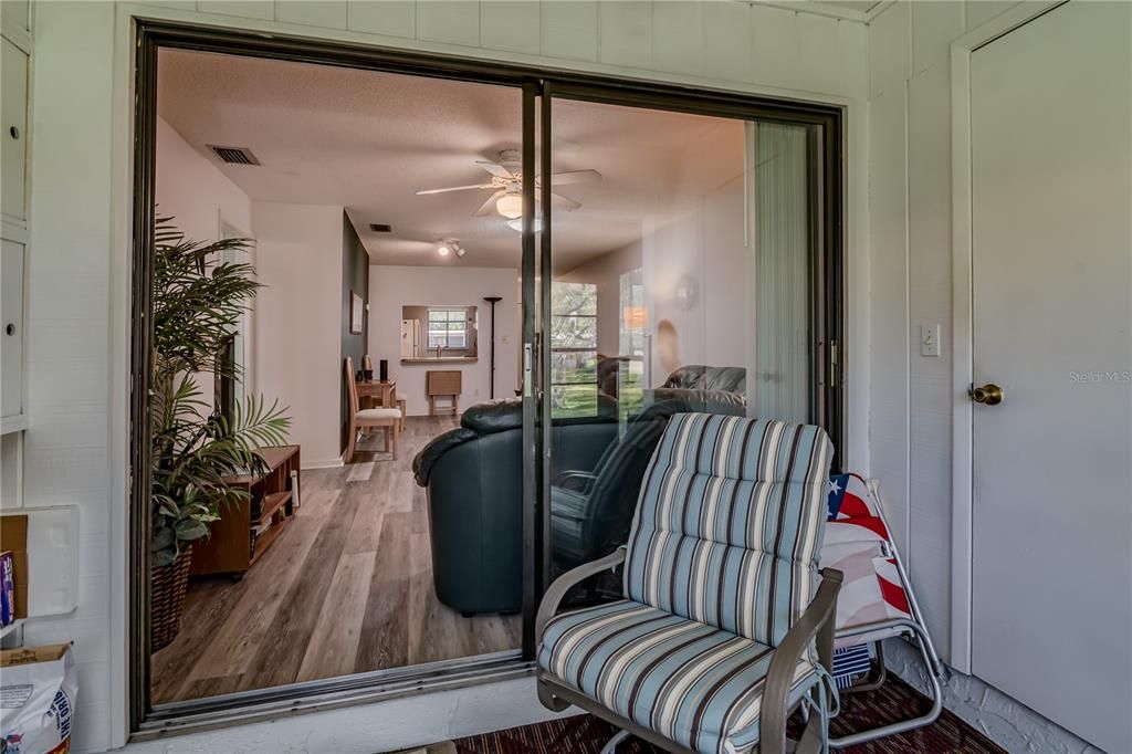 For Sale: $179,900 (2 beds, 2 baths, 945 Square Feet)