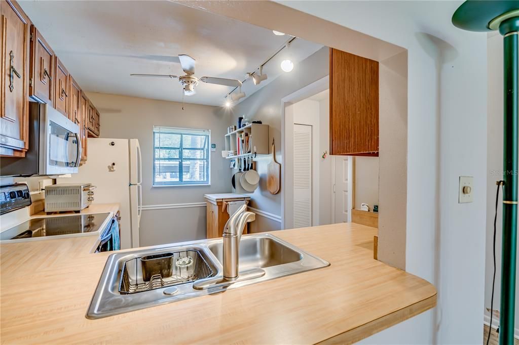 For Sale: $179,900 (2 beds, 2 baths, 945 Square Feet)