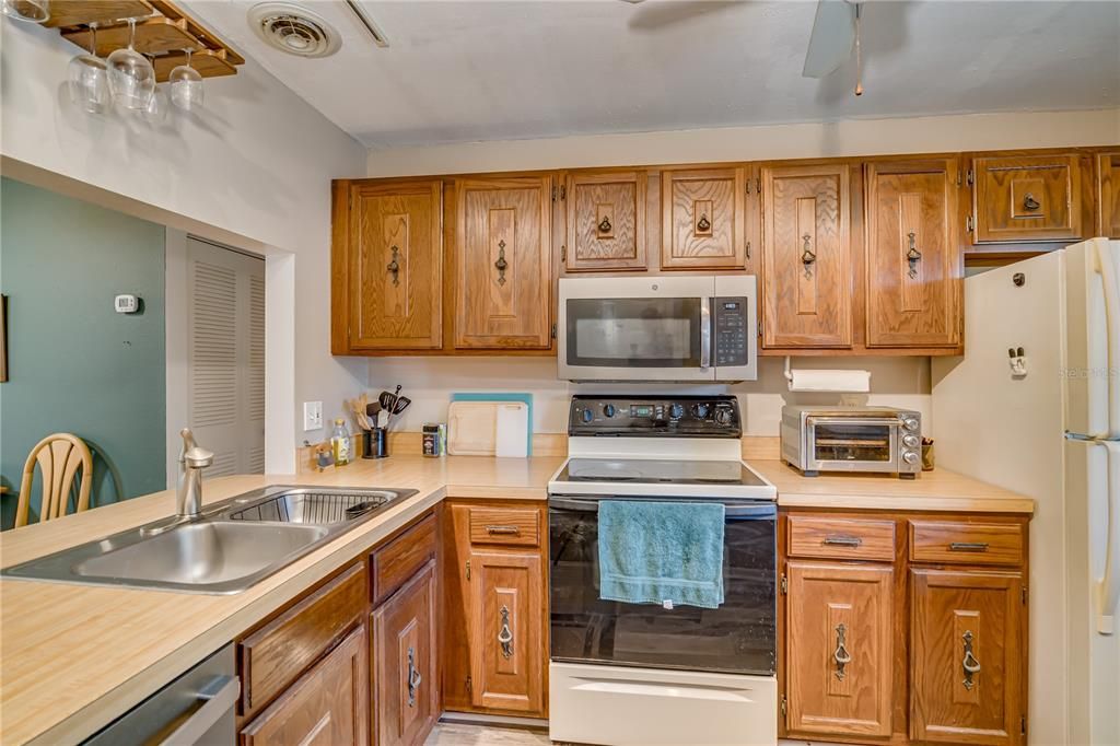 For Sale: $179,900 (2 beds, 2 baths, 945 Square Feet)