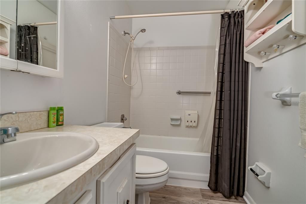 For Sale: $179,900 (2 beds, 2 baths, 945 Square Feet)