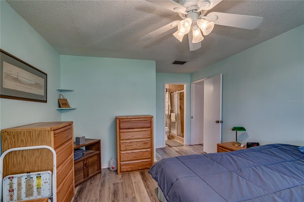 For Sale: $179,900 (2 beds, 2 baths, 945 Square Feet)