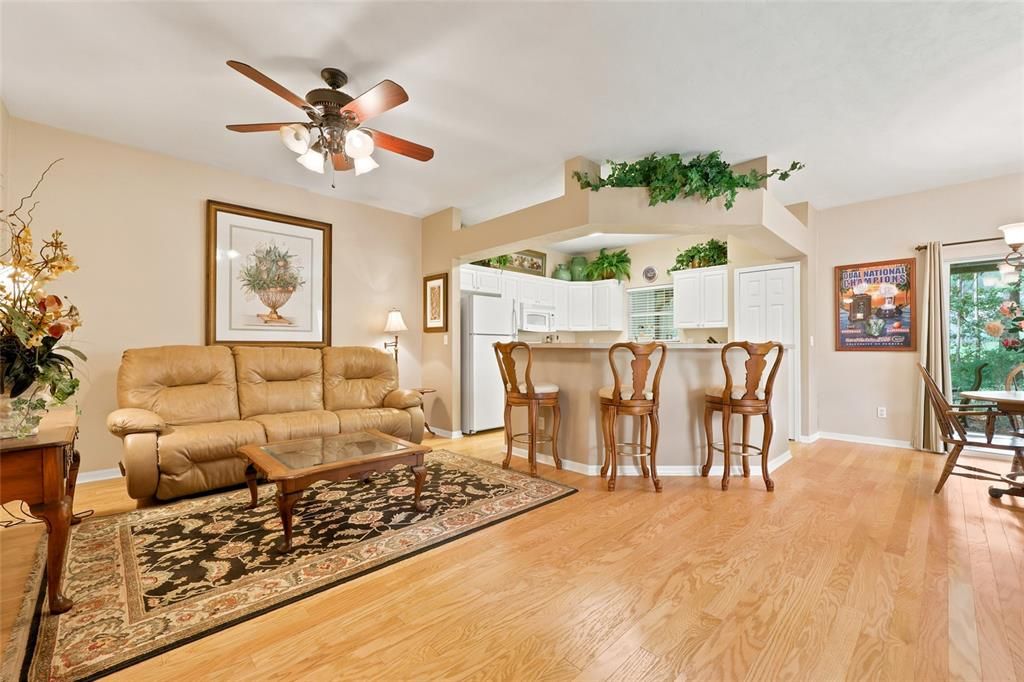 For Sale: $229,000 (2 beds, 2 baths, 1200 Square Feet)