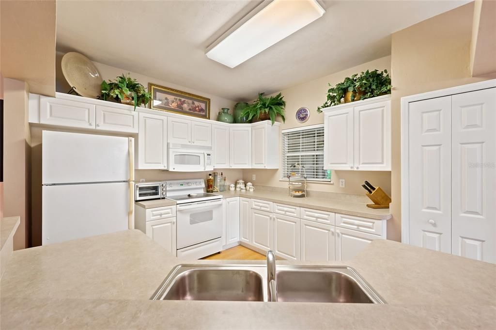 For Sale: $229,000 (2 beds, 2 baths, 1200 Square Feet)