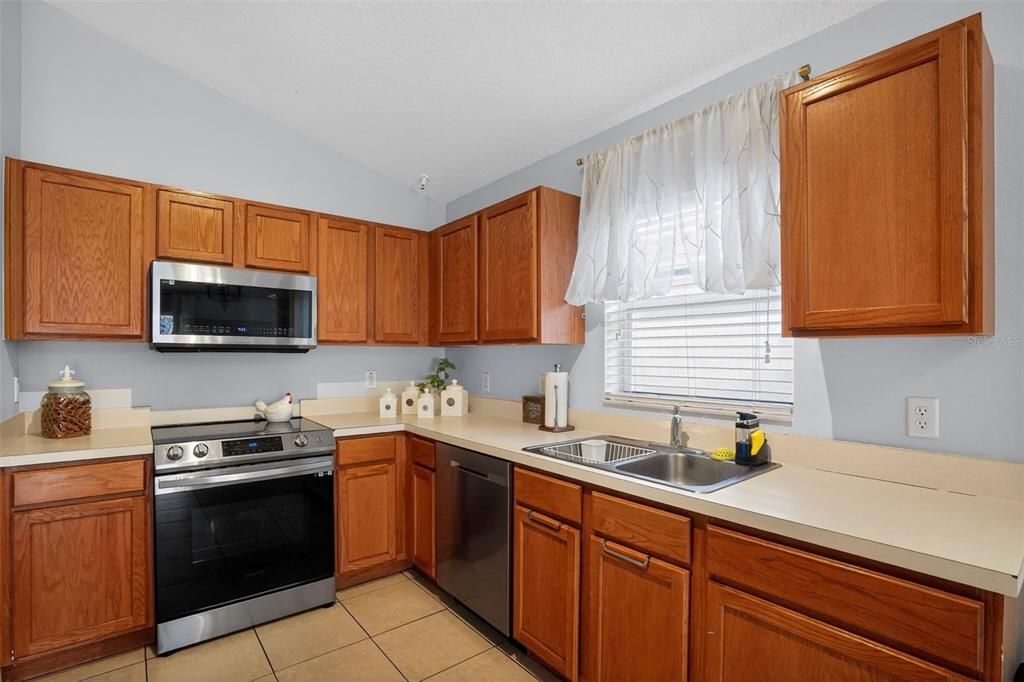 Active With Contract: $2,300 (4 beds, 2 baths, 1936 Square Feet)