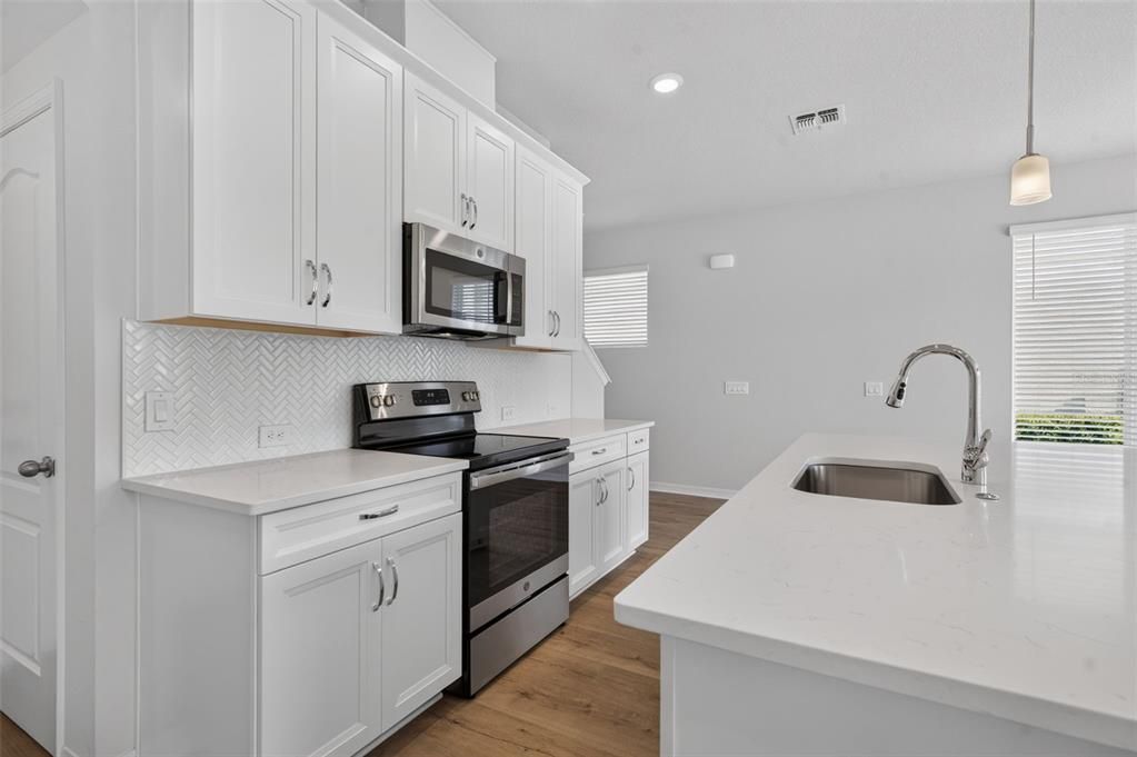 For Rent: $2,450 (3 beds, 2 baths, 1807 Square Feet)