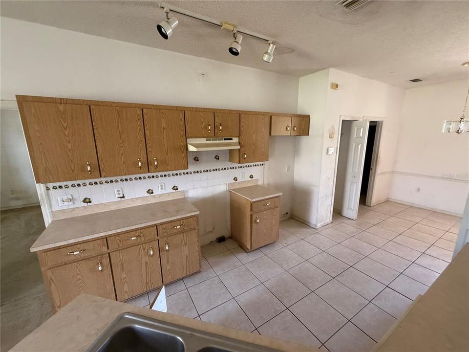 На продажу: $233,000 (3 спален, 2 ванн, 1856 Квадратных фут)