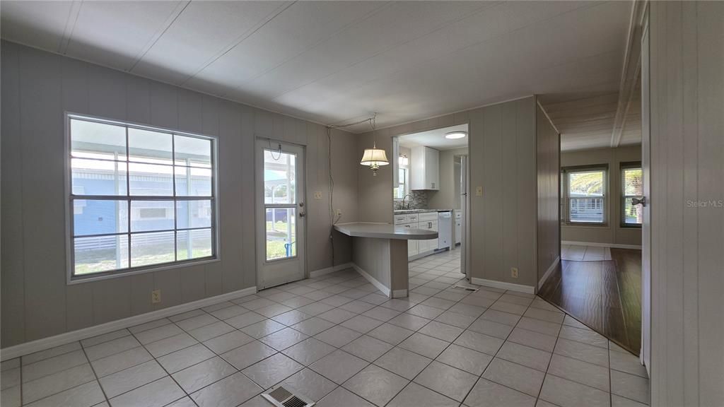 For Rent: $1,400 (3 beds, 2 baths, 1104 Square Feet)