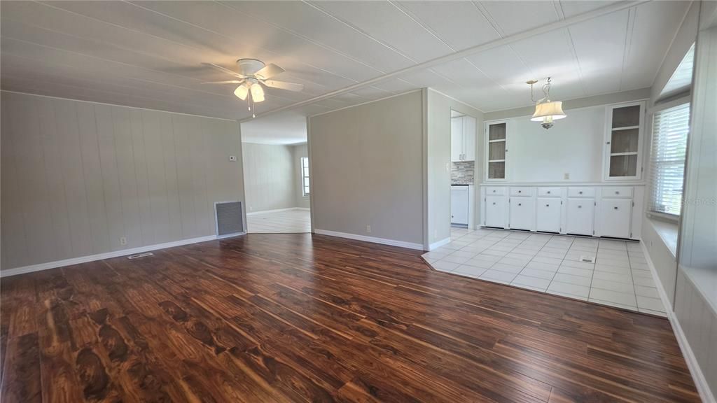 For Rent: $1,400 (3 beds, 2 baths, 1104 Square Feet)