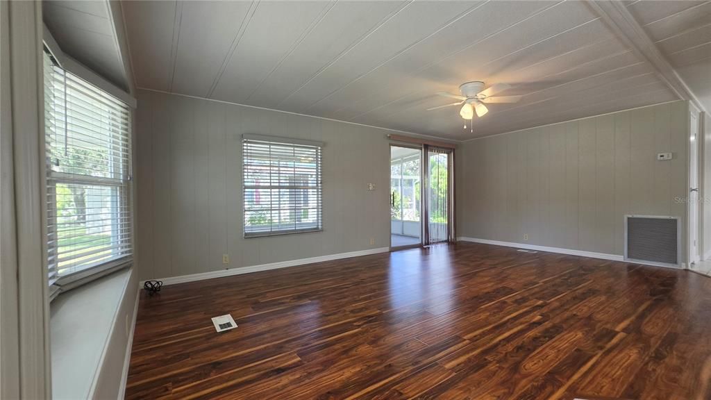 For Rent: $1,400 (3 beds, 2 baths, 1104 Square Feet)