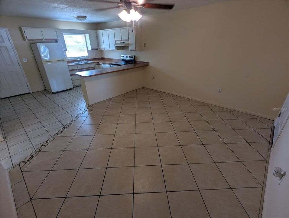 For Rent: $1,400 (2 beds, 1 baths, 844 Square Feet)