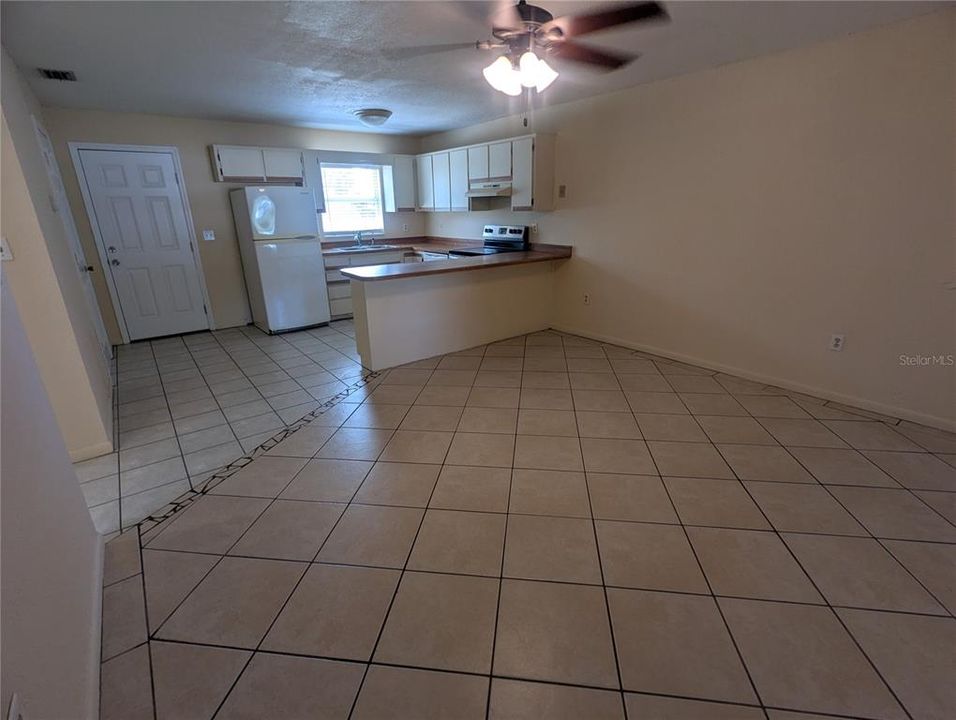For Rent: $1,400 (2 beds, 1 baths, 844 Square Feet)