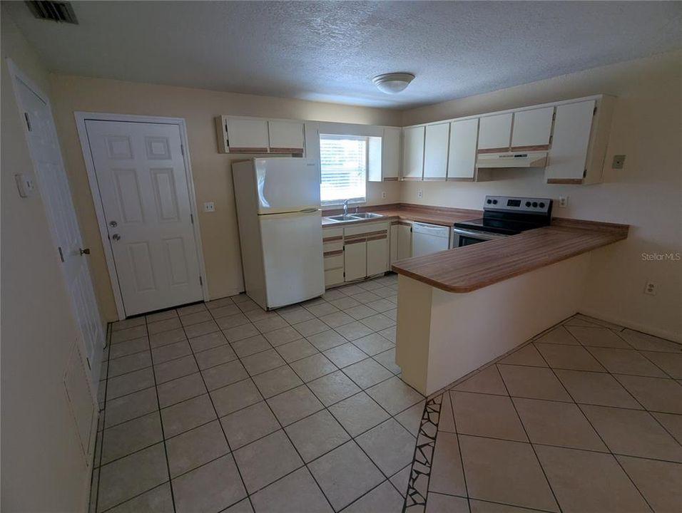 For Rent: $1,400 (2 beds, 1 baths, 844 Square Feet)