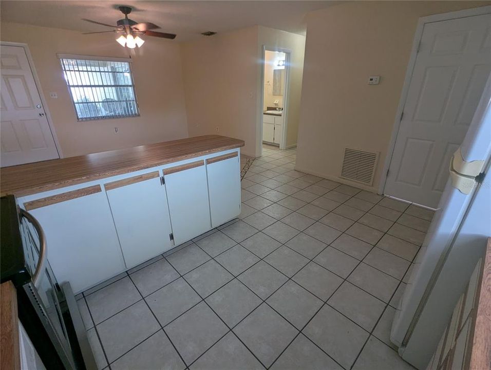 For Rent: $1,400 (2 beds, 1 baths, 844 Square Feet)